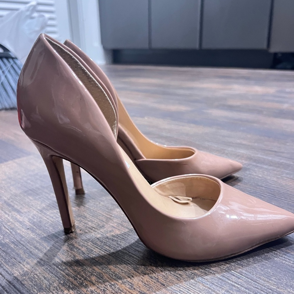 Women’s preowned Steve Madden stiletto nude 6.5.